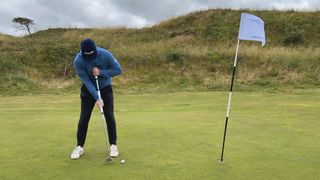 Photo of Joe Ferguson using a broomhandle putter