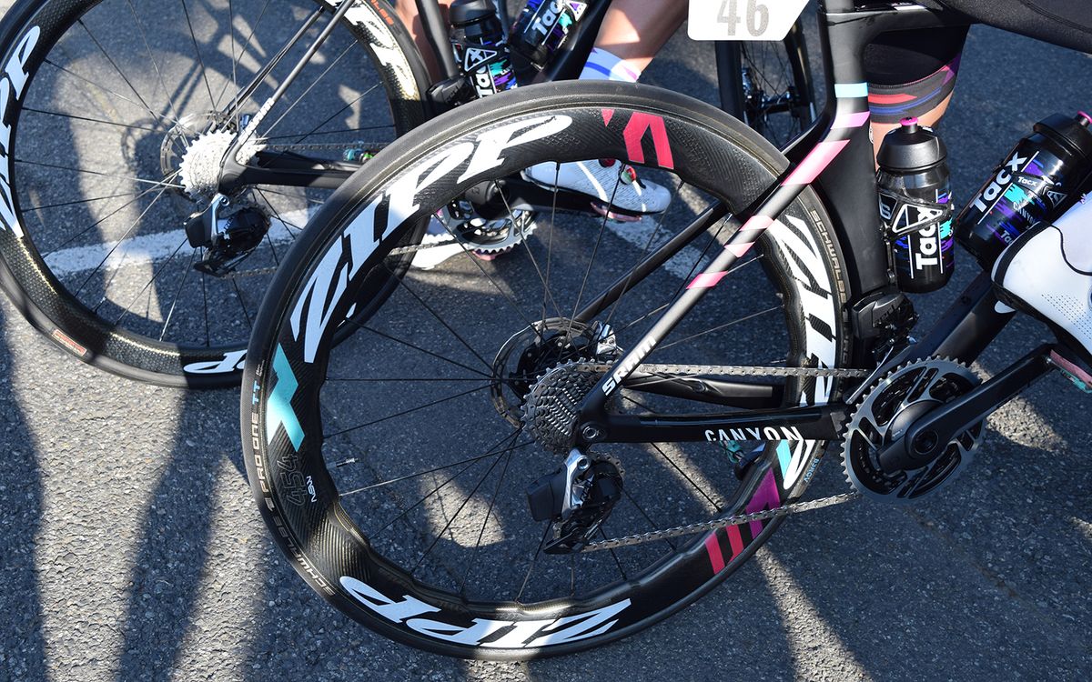 The Zipp 454 NSW Disc wheels are paired with Schwalbe Pro TT tyres