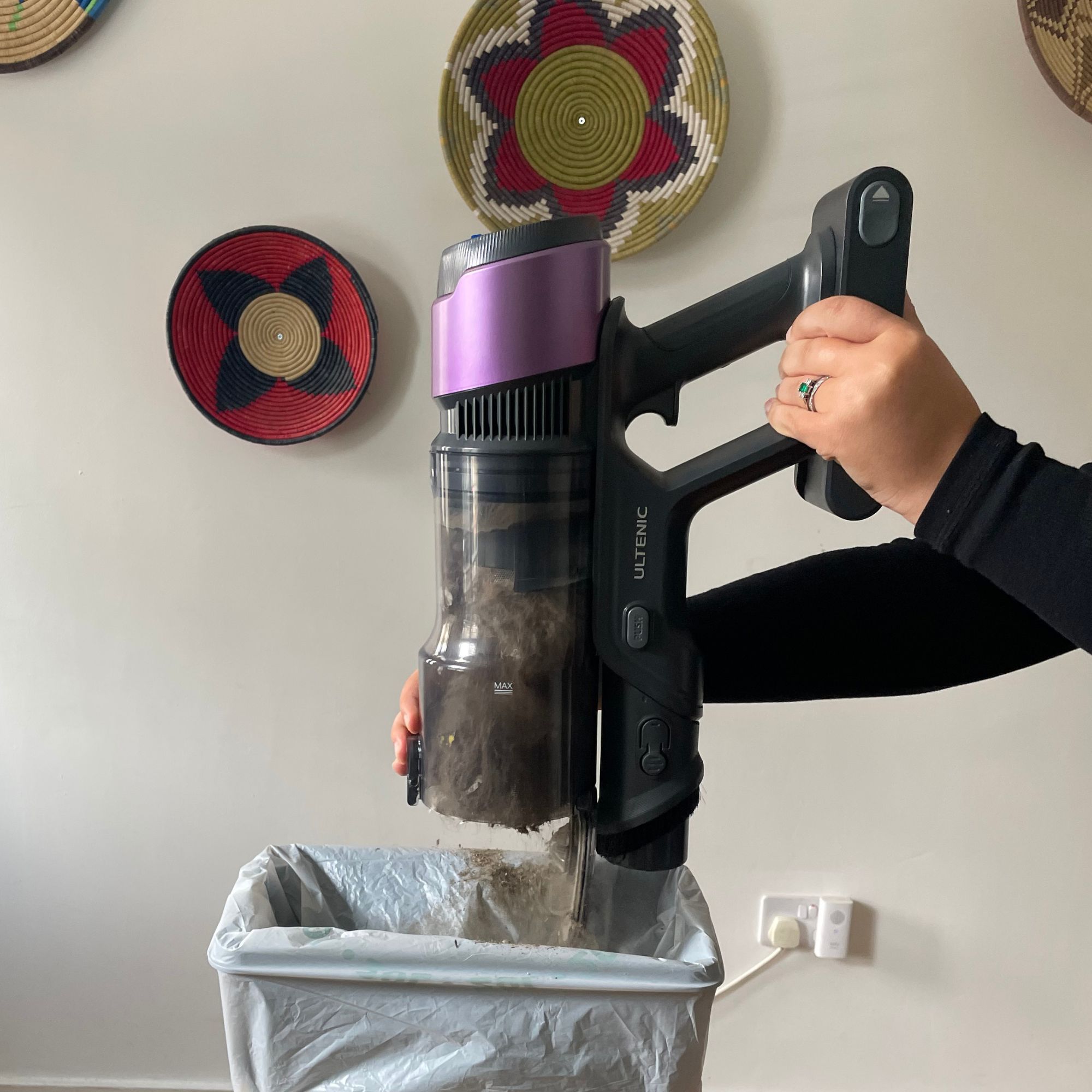 Emptying the Ultenic U20 cordless vacuum over a bin