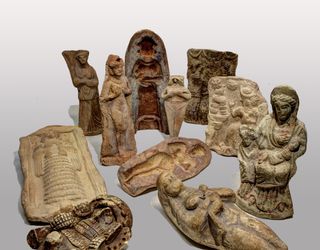 Mesopotamian figurines depicting women.
