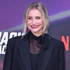 Cameron Diaz wears an oversize suit at the back in action premiere in berlin