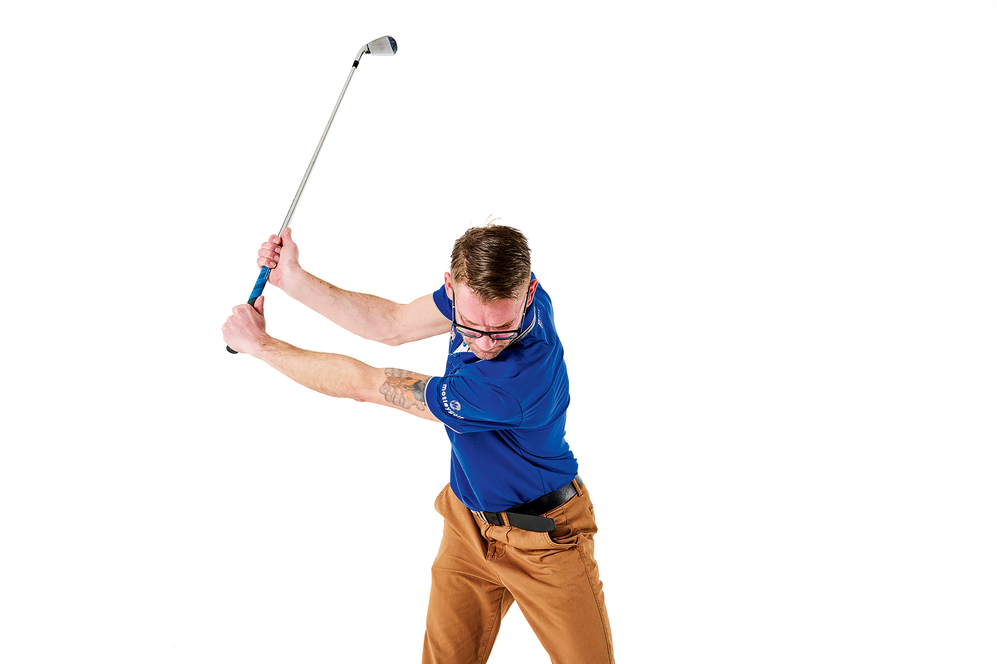 Tom Motley demonstrating the split grip drill, with his hands separated by one hand&#039;s width on the grip of the club in the backswing
