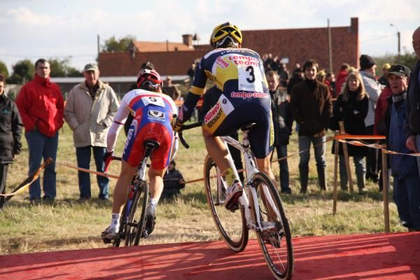 Zdenek Stybar (Telenet Fidea Cycling Team) leads Sven Vanthourenhout (Sunweb Projob).