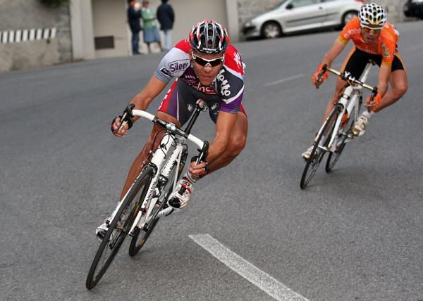 Philippe Gilbert (Silence-Lotto) and Samuel Sanchez (Euskaltel-Euskadi) fly down a descent in the closing kilometres.