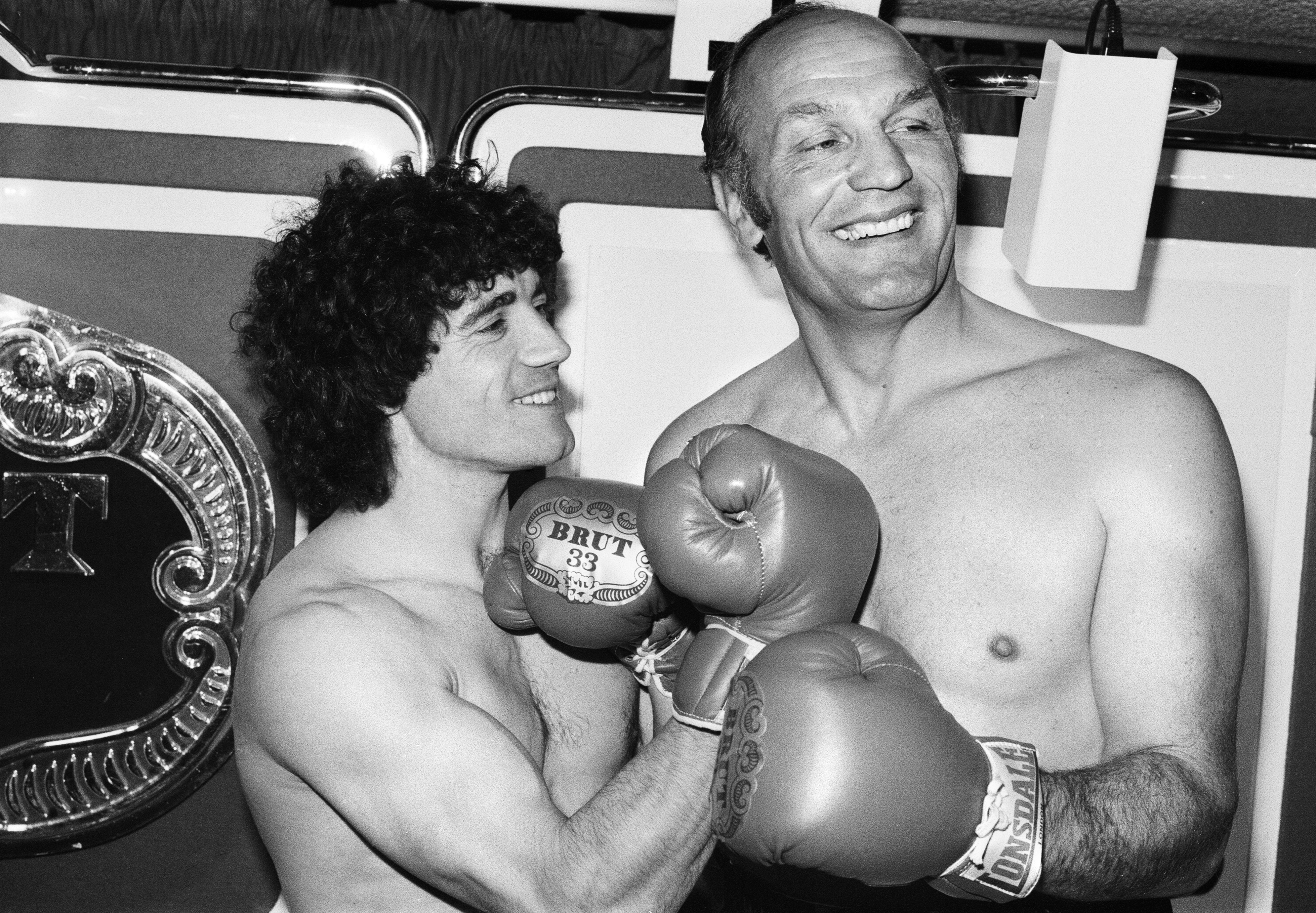 Kevin Keegan com o ex-boxeador britânico Henry Cooper