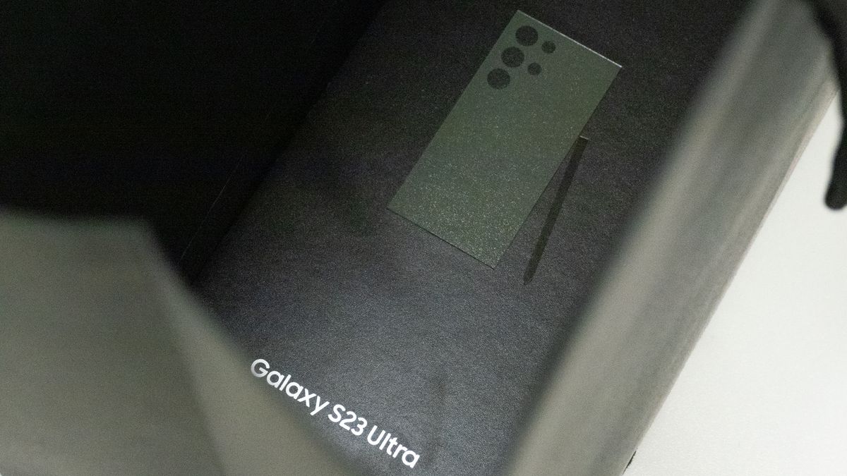 Samsung Galaxy S23 Ultra unboxing bag contents
