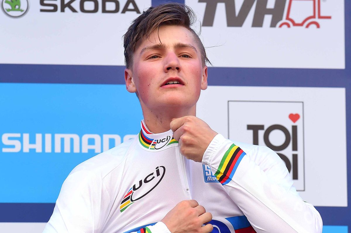 Simon Andreassen zips up the World Championships jersey