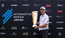 Travis Smyth holds the International Series Japan trophy