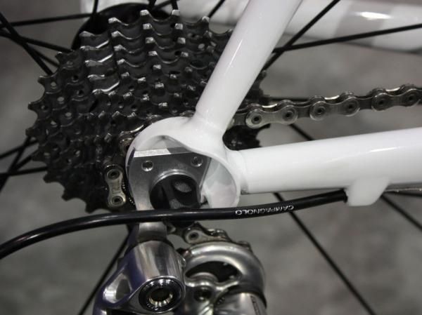 Socket-style dropouts are bonded to the carbon stays.