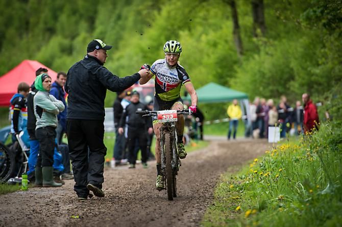 Gunn-Rita Dahle Flesjaa (Multivan Merida) gets a feed