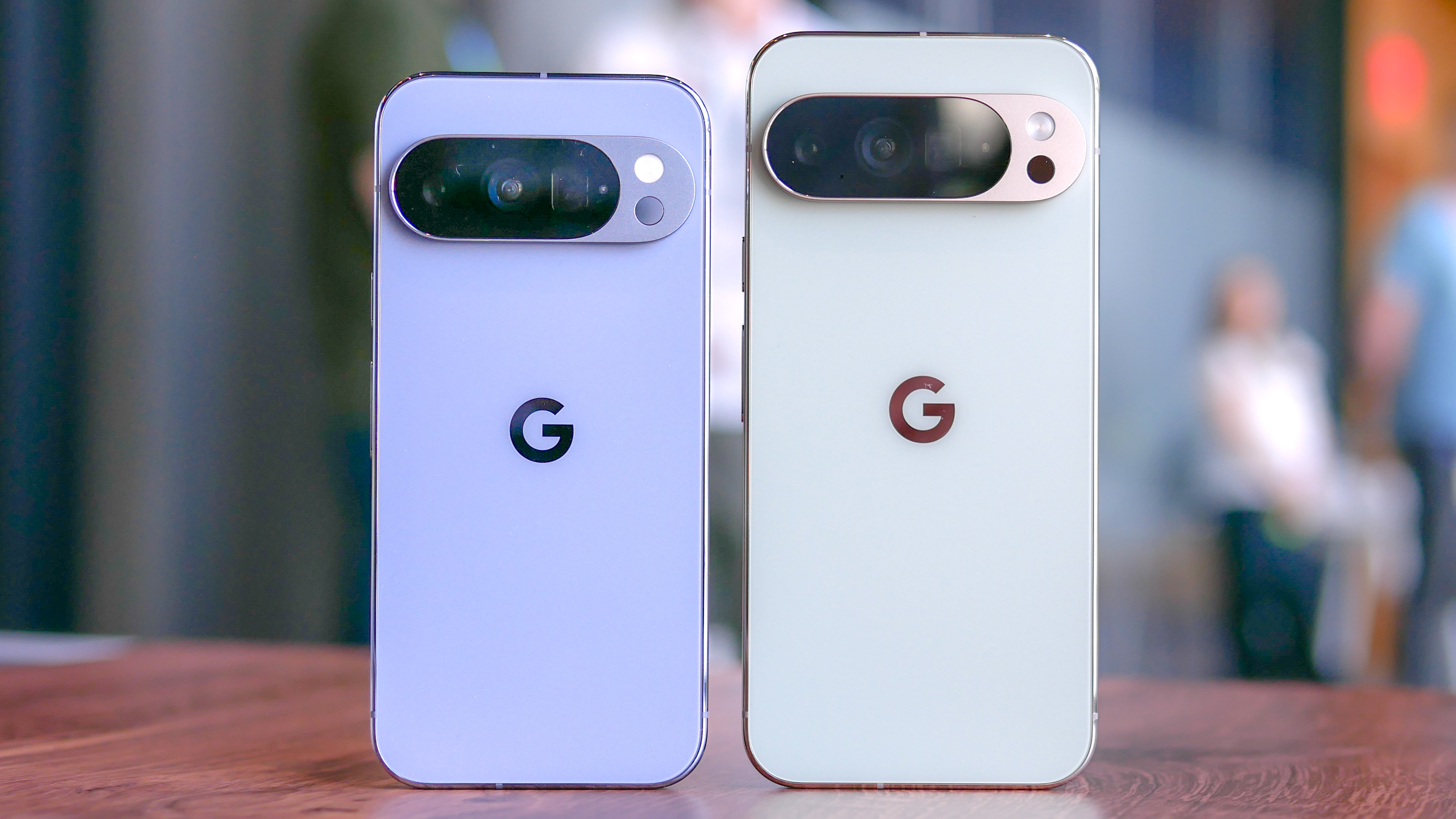 Google Pixel 10 Pro vs Pixel 10 Pro XL back casings.