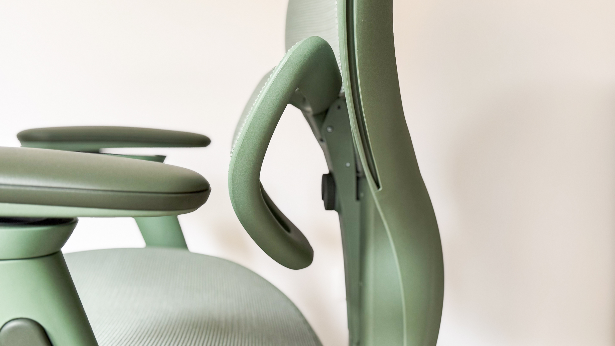 The curvature of the lumbar support on the ErgoTune Vesby office chair