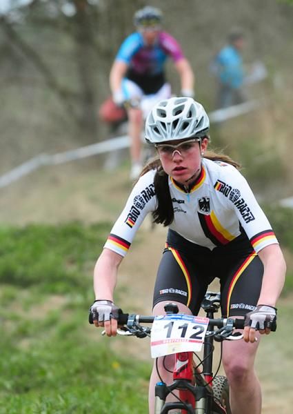 Johanna Techt (Germany) descends a dusty trail.