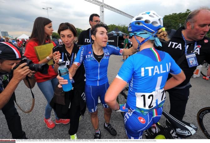 Giorgia Bronzini remonstrates with Italian teammate Tatiana Guderzo