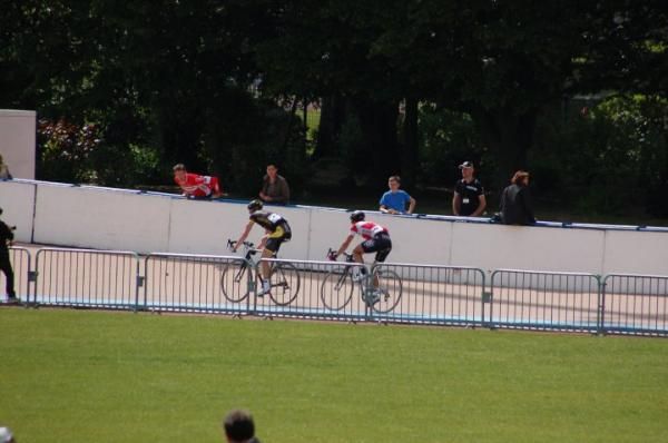 The pair gets ready to sprint...