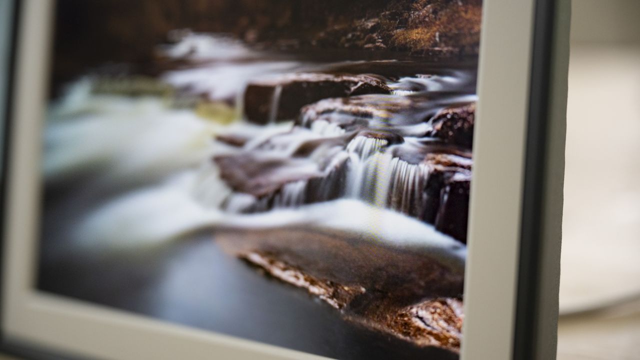 Closeup of the Aura Carver Mat digital frame display
