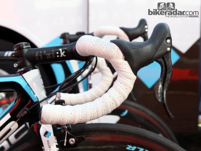 A full fi'zi:k cockpit - including handlebar tape - for Davide Appollonio (Ag2r-La Mondiale)