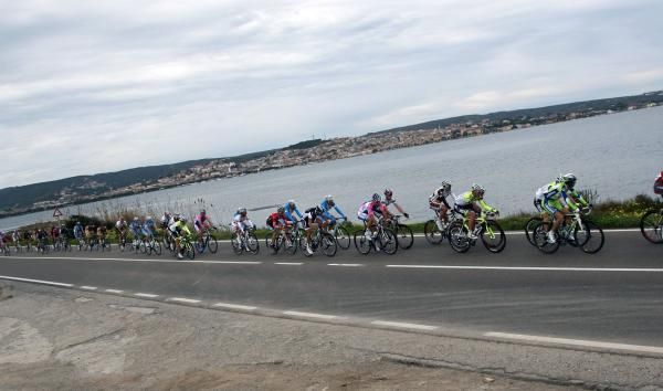 The peloton stretches out on the journey to Cagliari