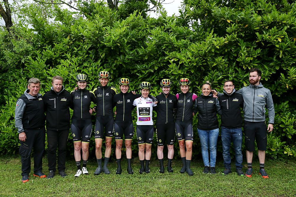 Annemiek van Vleuten (Mitchelton-Scott) with teammates at Emakumeen Bira