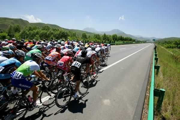 The peleton heads towards the hills.