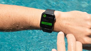 Jemand trägt die Apple Watch 4 beim Schwimmen