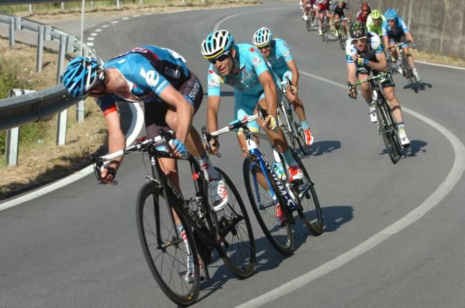 Ryder Hesjedal (Garmin-Sharp) checks to see who's still with him on the technical descent to the finish.