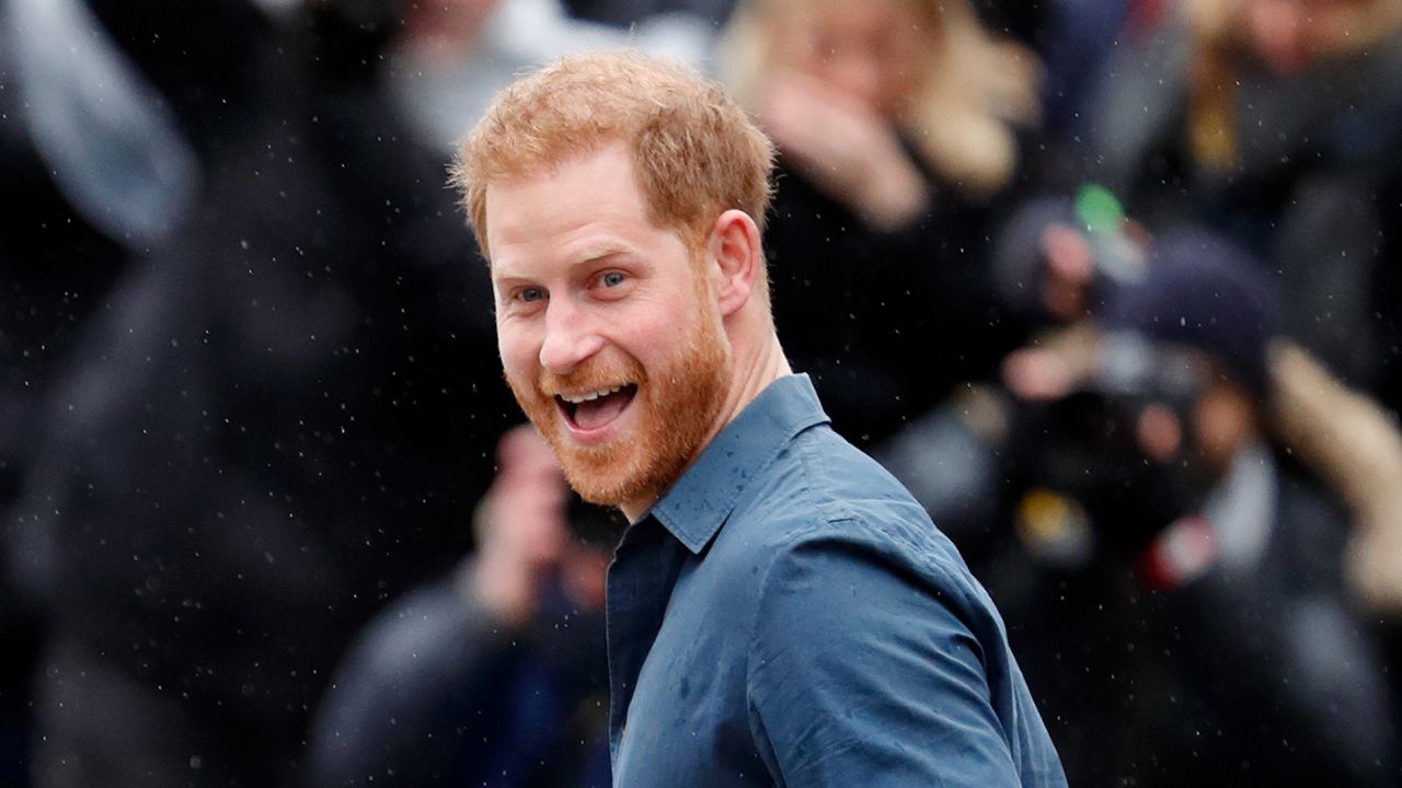  Prince Harry&#039;s sense of humor: Prince Harry, Duke of Sussex along with Jon Bon Jovi and members of the Invictus Games Choir recreates the iconic Beatles Abbey Road album cover photograph on the zebra crossing outside the Abbey Road Studios where the Invictus Games Choir are recording a special single in aid of the Invictus Games Foundation on February 28, 2020 in London, England.