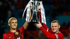  Darren Fletcher and Wayne Rooney lift the International Champions Cup