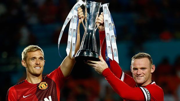  Darren Fletcher and Wayne Rooney lift the International Champions Cup