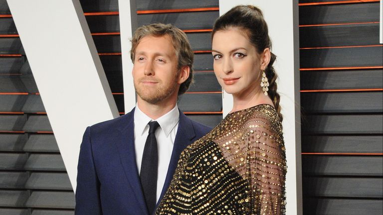 Pregnant Anne Hathaway with husband
