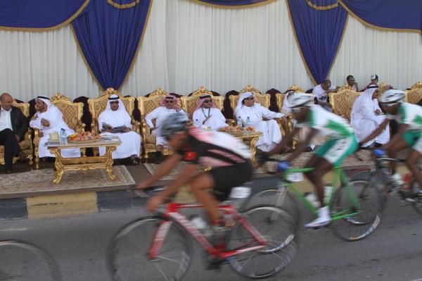 The perfect way to observe a bike race