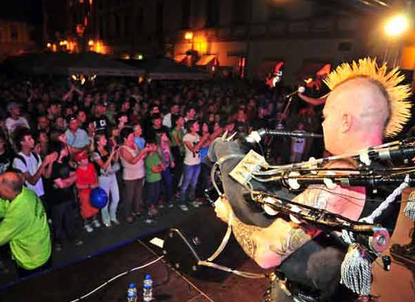 Video: The Badpiper — a Flame-Shooting Bagpiper — Performs AC/DC's ...