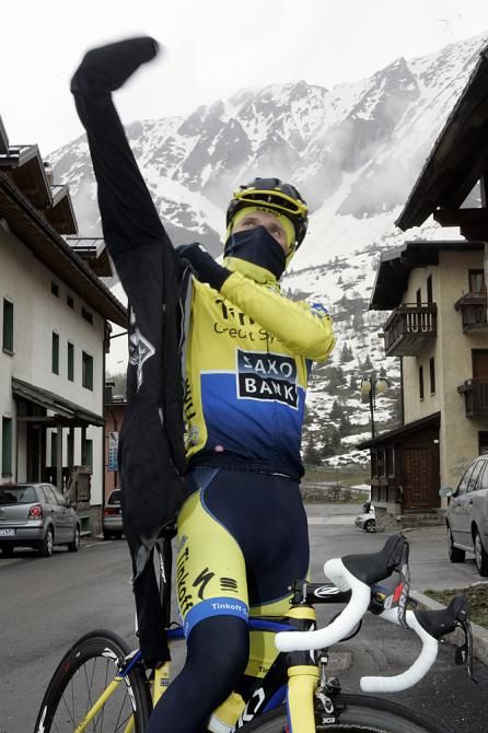 Rafal Majka bundles up for the rest day ride