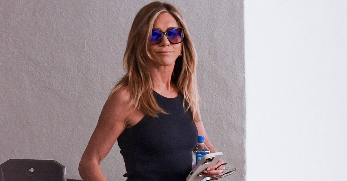 Jennifer Aniston Just Wore the #1 Pant Color Trend of 2025