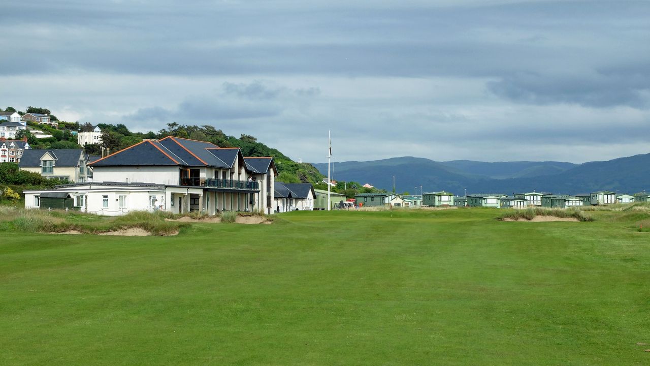 The approach to the final green at Aberdovey