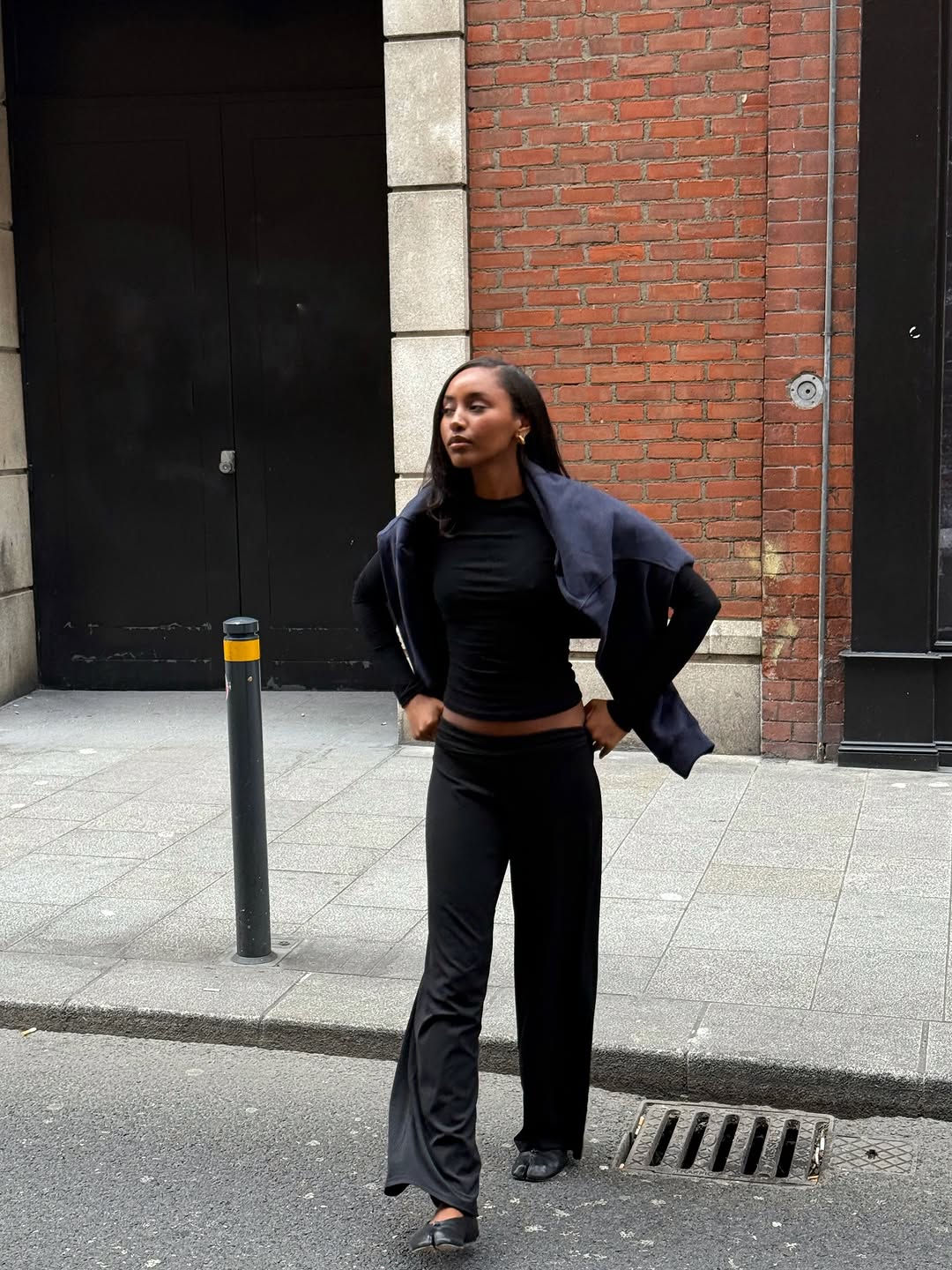 woman wearing fall sweatpant outfit 2025