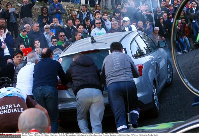 Cars and riders alike struggled up the Muro di Guardiagrele
