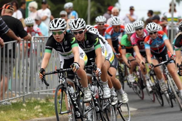 Amanda Spratt leads her GreenEDGE team-mates in the bunch - they did not need to chase with both Gillow and Cromwell ahead