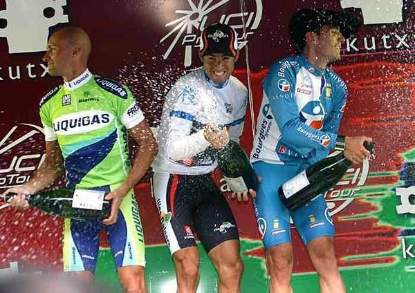 A battle or a bottle of champagne? ...for St&eacute;phano Garzelli, Alejandro Valverde and Xavier Florencio.