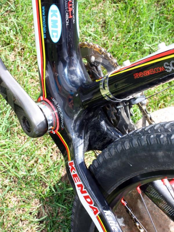 Ceramic bearings are fitted inside the threaded bottom bracket cups.