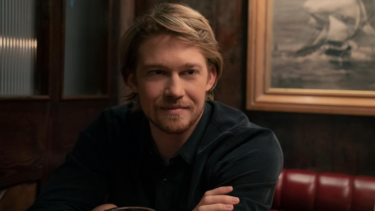 Joe Alwyn en conversaciones con amigos