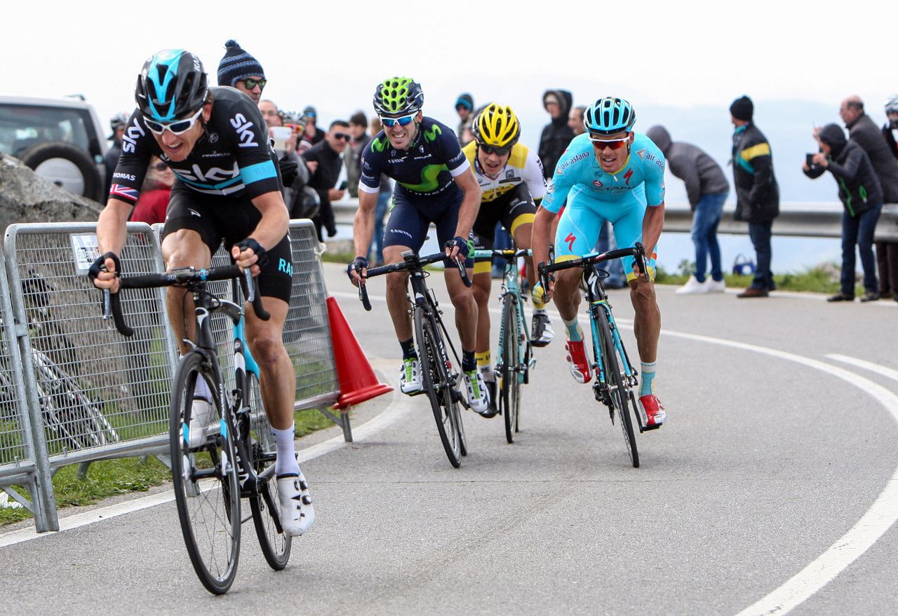 Geraint Thomas (Sky) attacks