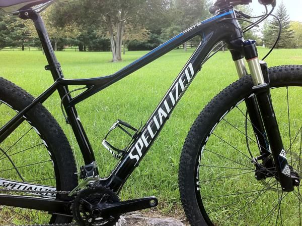 The gusset between the top tube and seat tube helped designers offer more standover clearance on the Specialized Fate Comp
