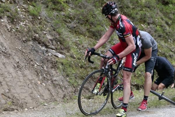 The BMC mechanic fits Cadel Evans with a new wheel