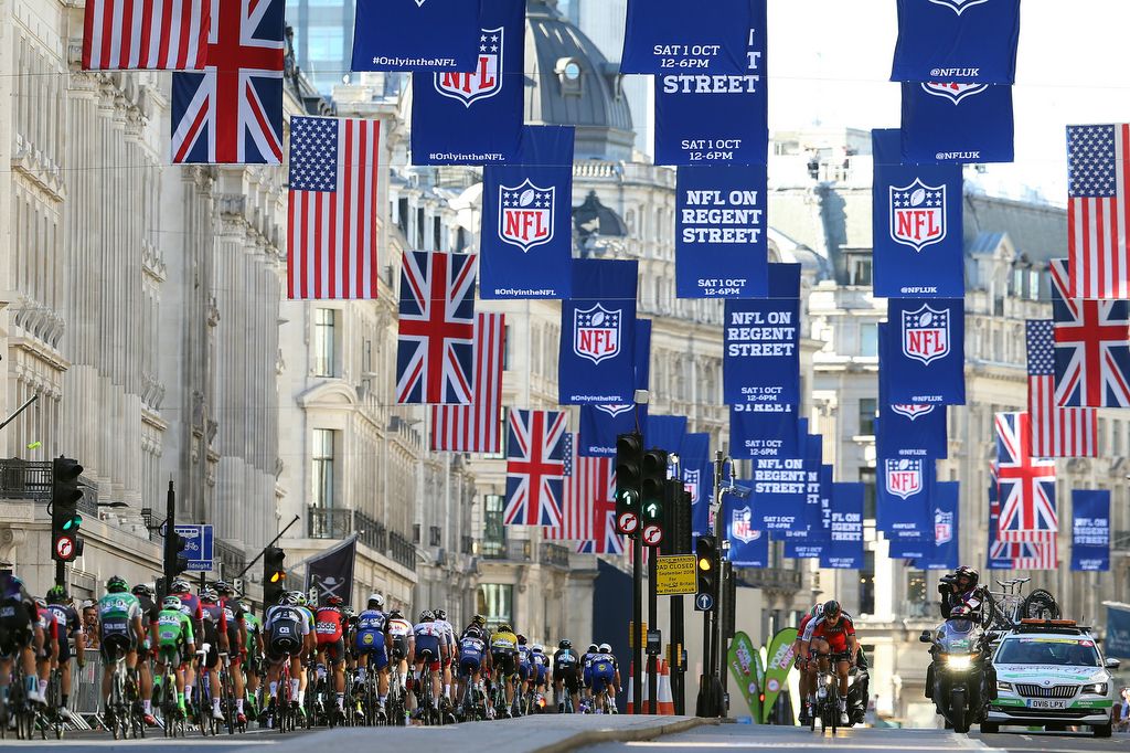 The break rides up one side of Regent St with the peloton on the other