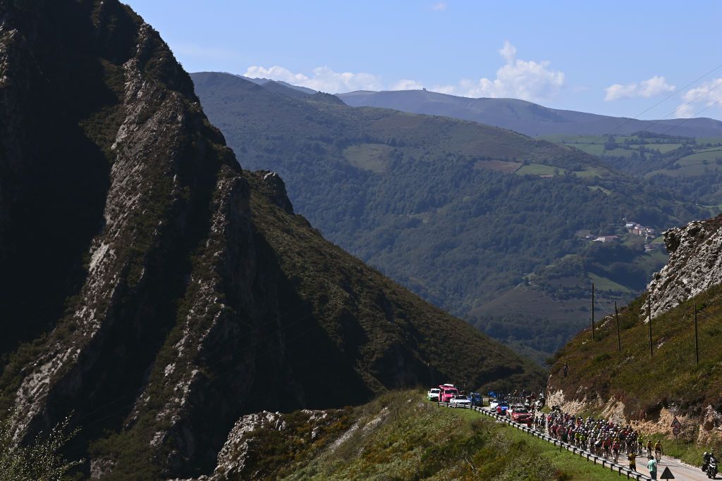LACRUZDELINARES SPAIN SEPTEMBER 14 A general view of the peloton compete climbing to the Alto de las Estacas 737m during the 78th Tour of Spain 2023 Stage 18 a 1789km stage from Pola de Allande to La Cruz de Linares 840m UCIWT on September 14 2023 in La Cruz de Linares Spain Photo by Tim de WaeleGetty Images