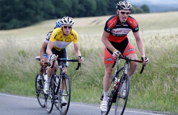 Dennis (in yellow) chases Jasha S&uuml;tterlin (Th&uuml;ringer Energie Team)