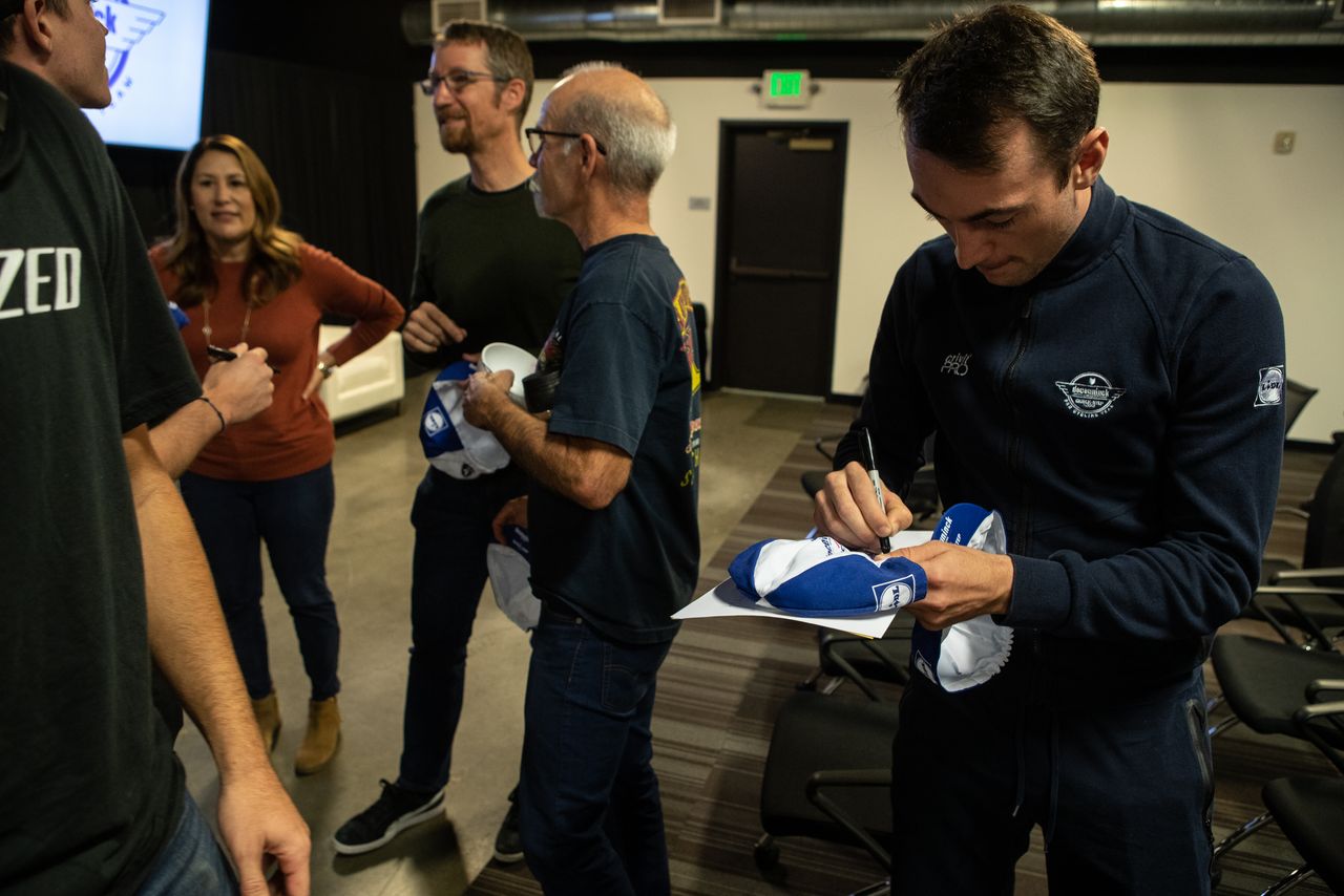 The riders signed casquettes for the staff
