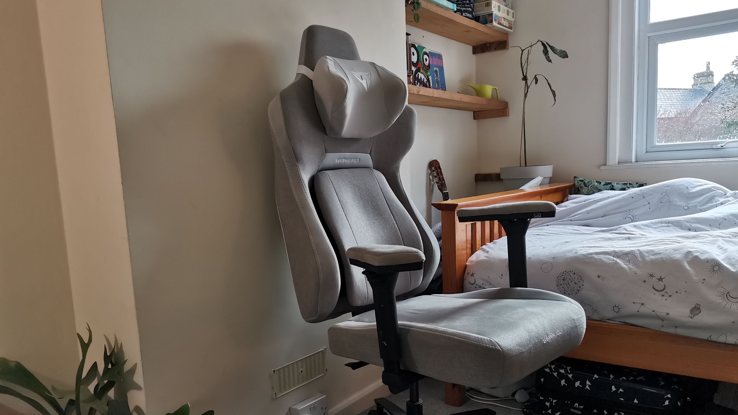 Ulasan kursi gaming ThunderX3 Core: kursi yang memberikan penyangga punggung bahkan saat duduk miring