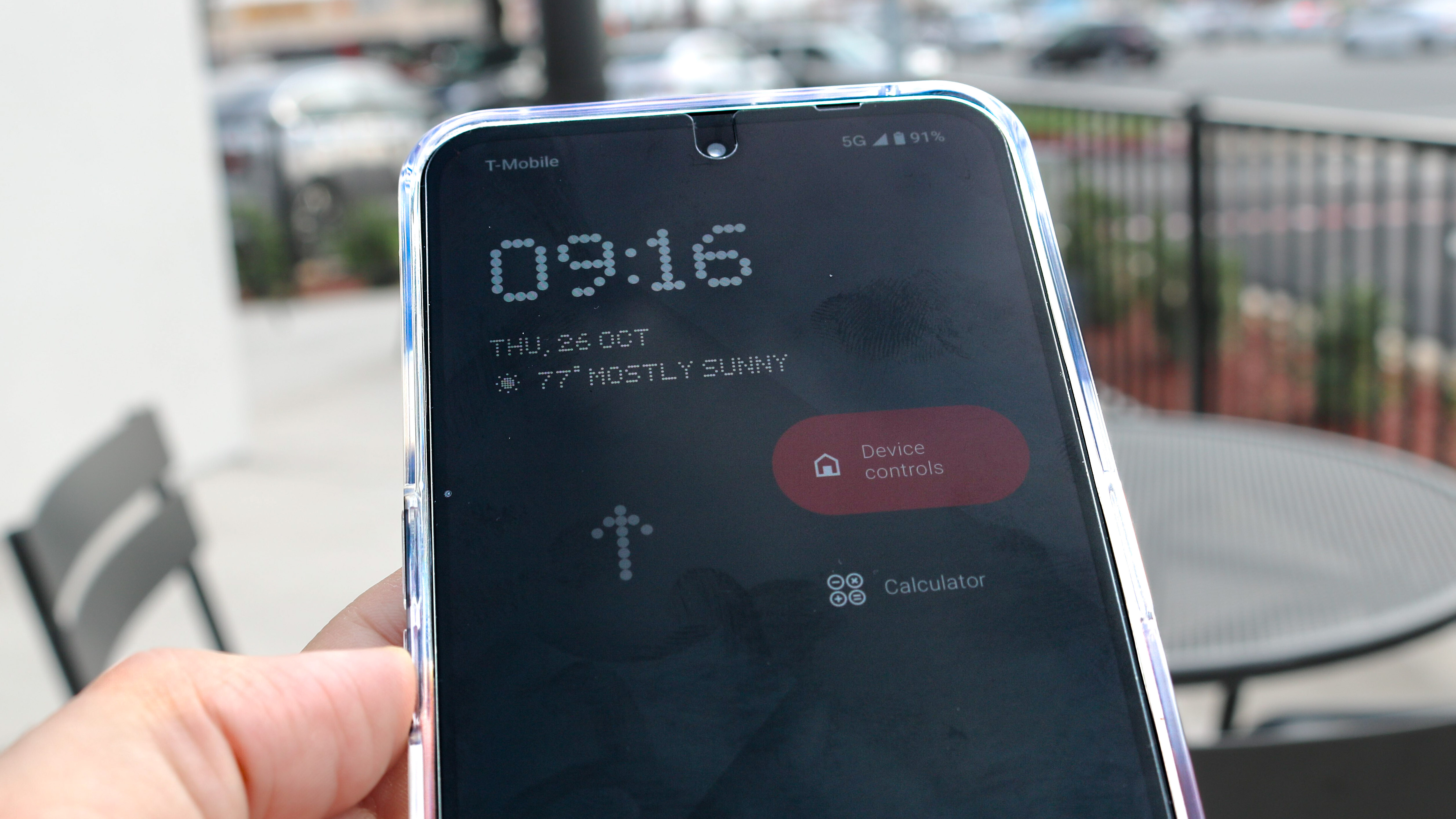 Una imagen que muestra cómo se pueden añadir widgets a la pantalla de bloqueo del Nothing Phone 2